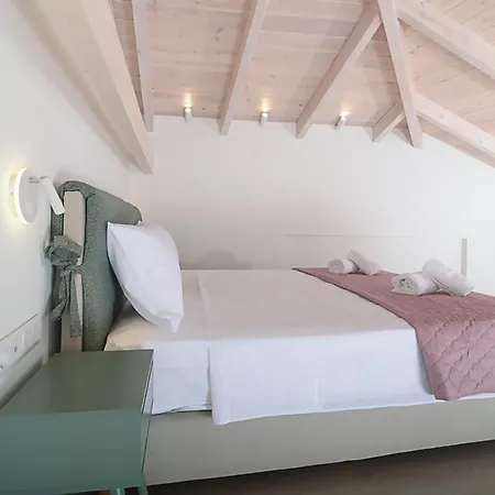 Isavella's Under The Castle カラマタ