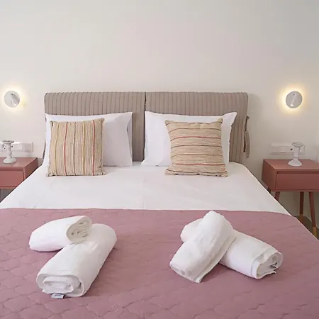 Isavella's Under The Castle * カラマタ