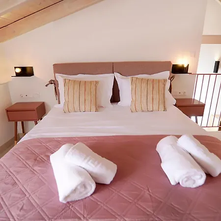 Isavella's Under The Castle * カラマタ