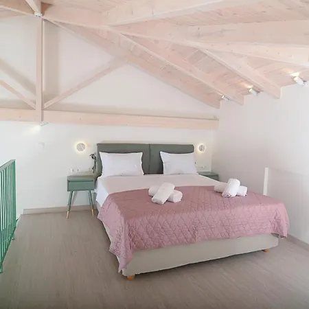 Isavella's Under The Castle Апартаменты Каламата