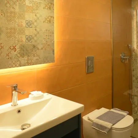 Isavella's Under The Castle * Каламата